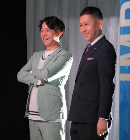 不敵に笑うドンデコルテ・小橋共作（左）と渡辺銀次（撮影・吉澤敬太）