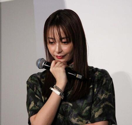 トークショーで考え込む宇垣美里（２０２４年１１月）