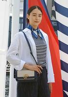 ポーズをとる山本美月