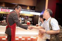 売店でポップコーンを配る舘ひろし