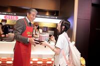 ポップコーンを配る舘ひろし