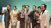 公演前に取材に応じピースを見せる（左から）走裕介、西尾夕紀、若山かずさ、渥美二郎、角川博、島津悦子、梶原あきら
