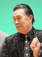 公演前に取材に応じた角川博
