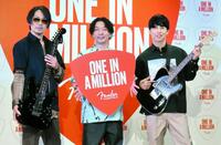 （左から）ｋｅｎ、ニューヨークの嶋佐和也と屋敷裕政＝１６日