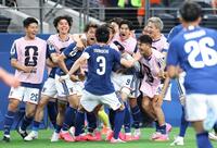 後半、鎌田のゴールで同点に追いつき、喜ぶ小川（中央左）ら日本代表イレブン＝１４日、ダラススタジアム