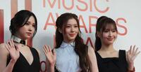 並んで手を振るＭＩＳＡＭＯ＝１３日