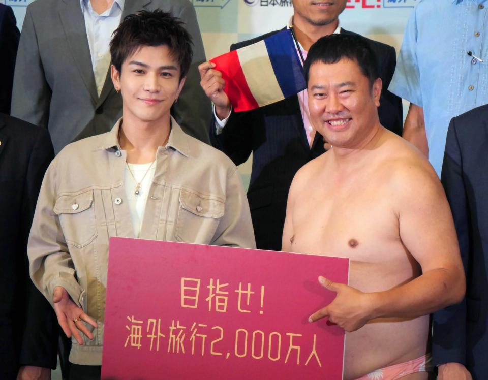 イベントに登場した岩田剛典（左）、とにかく明るい安村