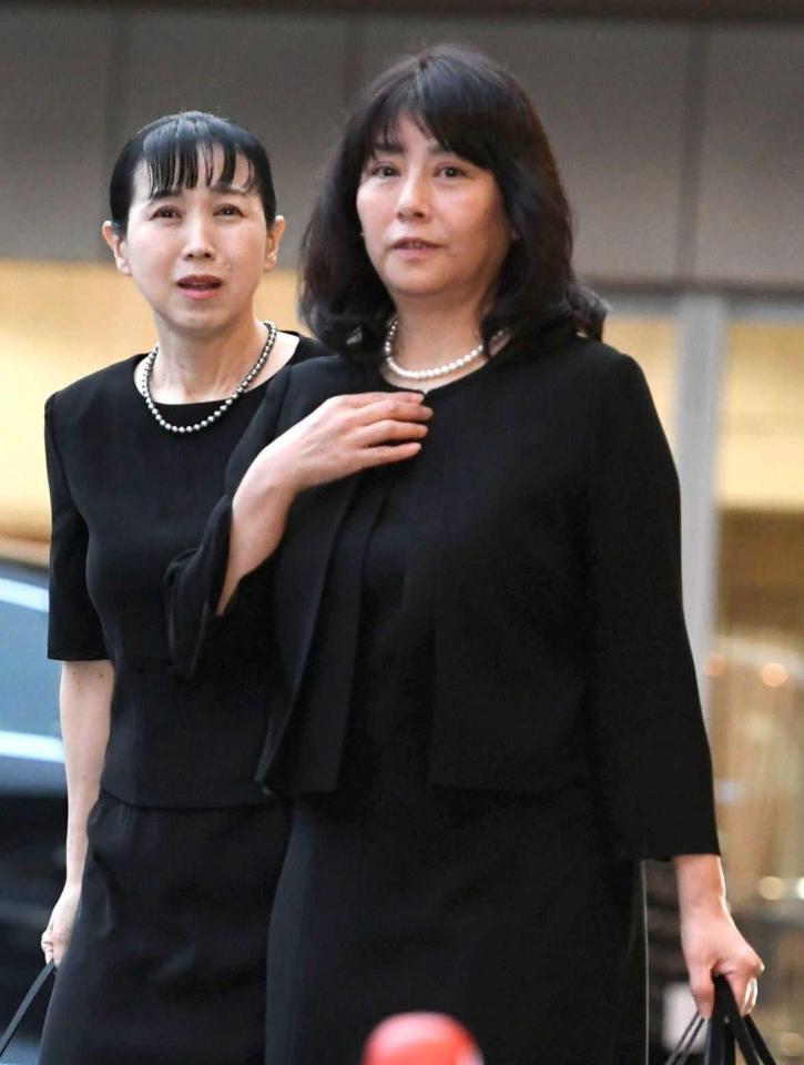参列した西村知美（左）と立花理佐（撮影・佐藤厚）