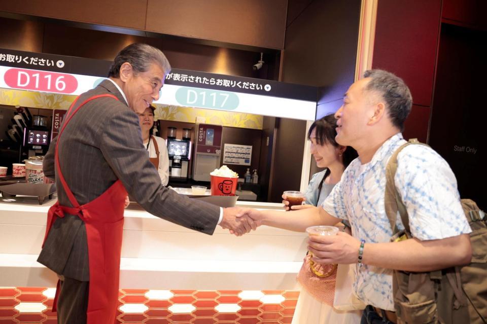 売店でポップコーンを配る舘ひろし