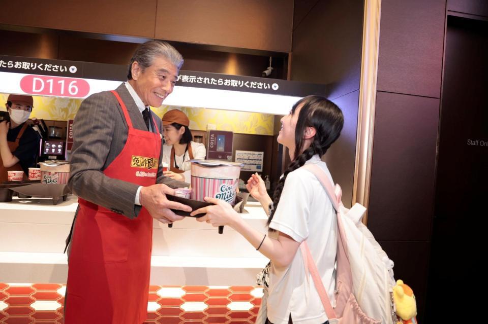 ポップコーンを配る舘ひろし