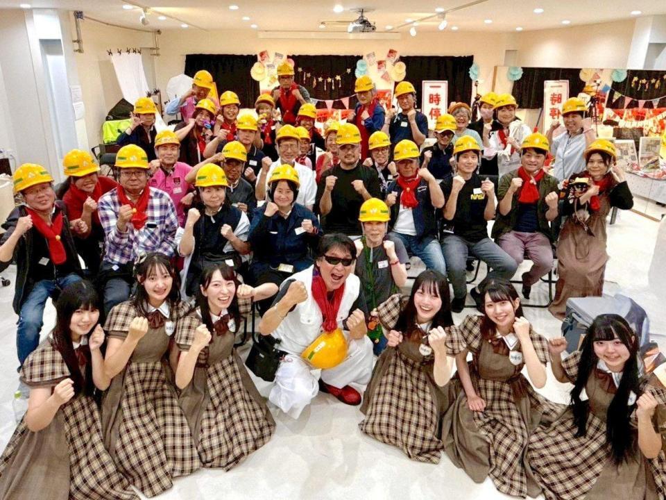 ファンが結成した「ヘルメット隊」の結成１周年感謝祭を行ったＴあんどＴのＴｏｓｈｉ君（前列中央）