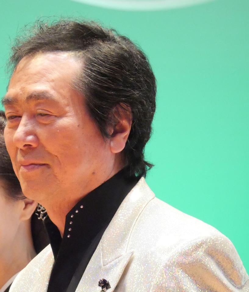 公演前に取材に応じた梶原あきら