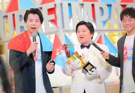 陣内智則（右）からコメントを求められるニッポンの社長の辻クラシック（左）とケツ（撮影・吉澤敬太）