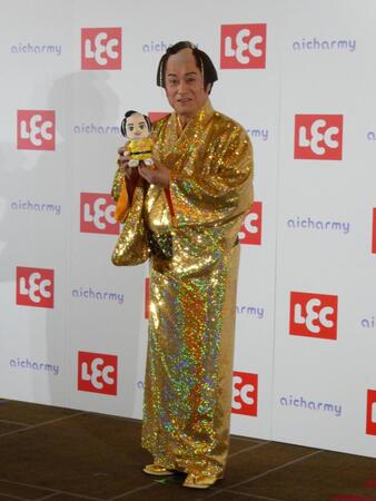 自身がモデルになったＡＩぬいぐるみを持つ松平健