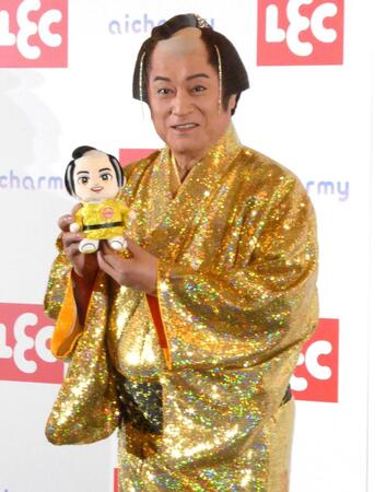 自身がモデルになったＡＩぬいぐるみを持つ松平健