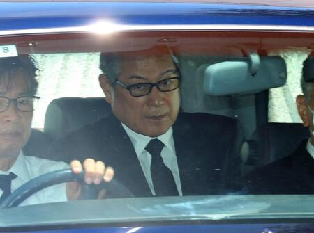 弔問に訪れた松平健（撮影・石井剣太郎）