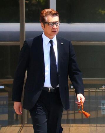 弔問に訪れた山川豊（撮影・石井剣太郎）