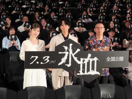 舞台あいさつに出席した（左から）加藤千尋、北山宏光、内藤瑛亮監督