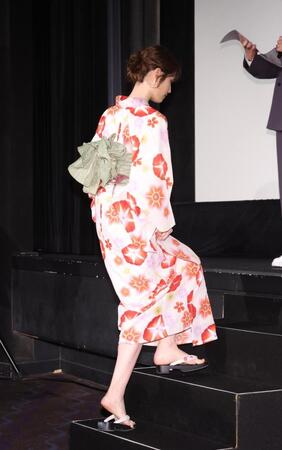 登壇する高橋ひかる＝１５日