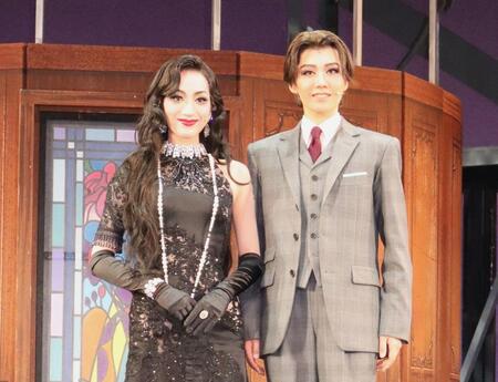 宙組新人公演「黒蜥蜴」に主演した鳳城のあん（右）と梨恋あやめ