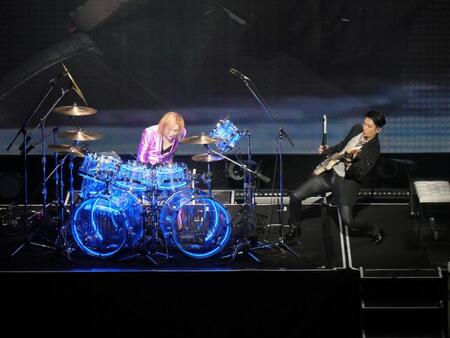 ステージでコラボしたＹＯＳＨＩＫＩ（左）とＭＩＹＡＶＩ