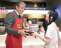 ポップコーンを配る舘ひろし（左）
