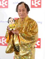 自身がモデルになったＡＩぬいぐるみを持つ松平健