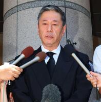 取材に応じる若山騎一郎