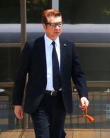弔問に訪れた山川豊（撮影・石井剣太郎）