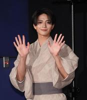 手を振る岩瀬洋志＝１５日