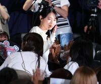 ファンに迎えられる西野七瀬（撮影・金田祐二）