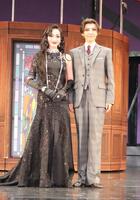 宙組新人公演「黒蜥蜴」に主演した鳳城のあん（右）と梨恋あやめ