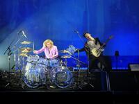 ステージでコラボしたＹＯＳＨＩＫＩ（左）とＭＩＹＡＶＩ
