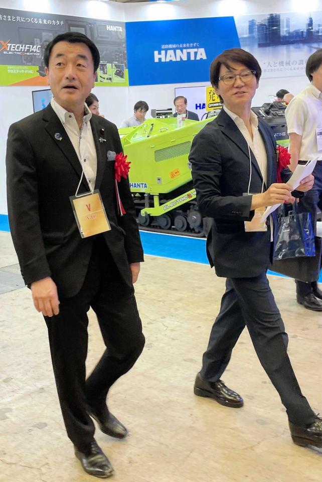 会場を視察する国土交通副大臣の佐々木紀氏（左）、実行委員長の谷鉄也氏