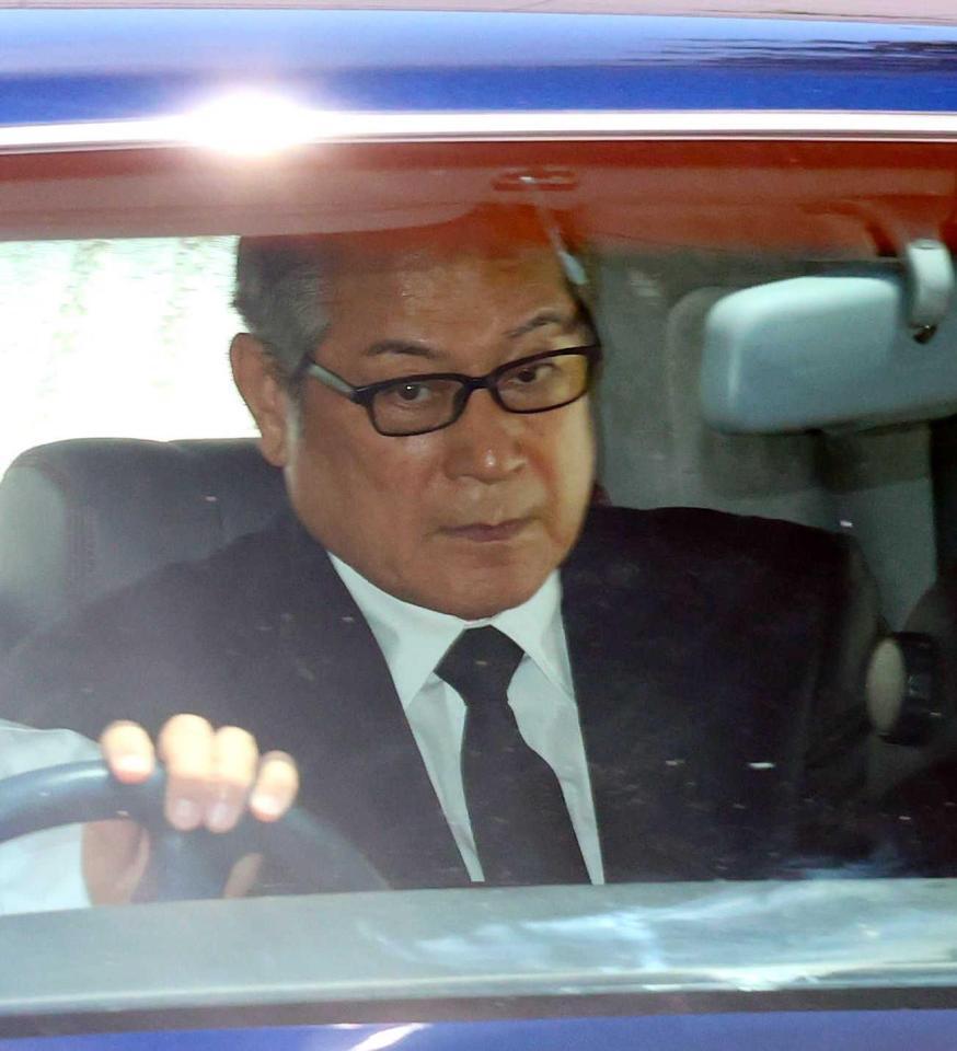 弔問に訪れた松平健＝桐ヶ谷斎場（撮影・石井剣太郎）　