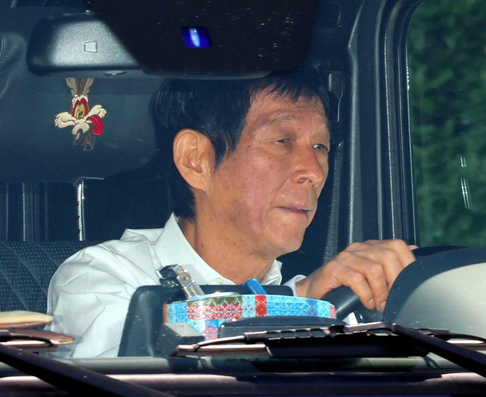 弔問に訪れた明石家さんま＝桐ヶ谷斎場（撮影・石井剣太郎）　