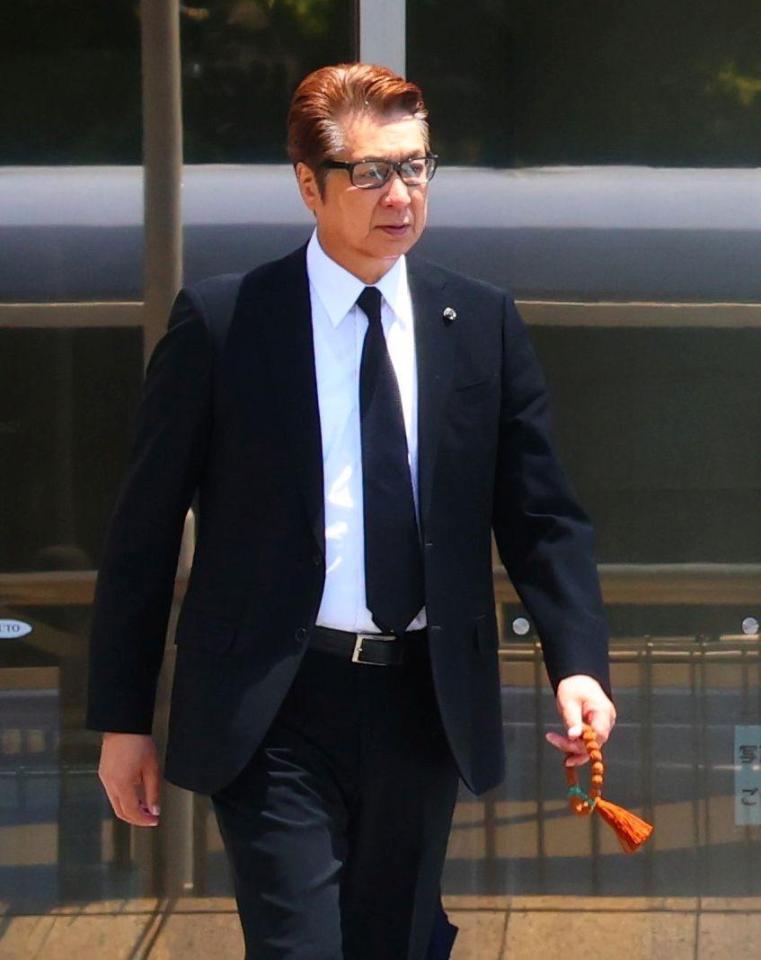 弔問に訪れた山川豊（撮影・石井剣太郎）