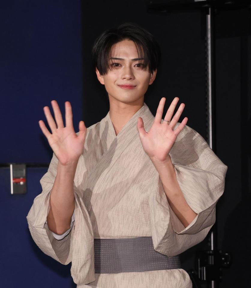手を振る岩瀬洋志＝１５日