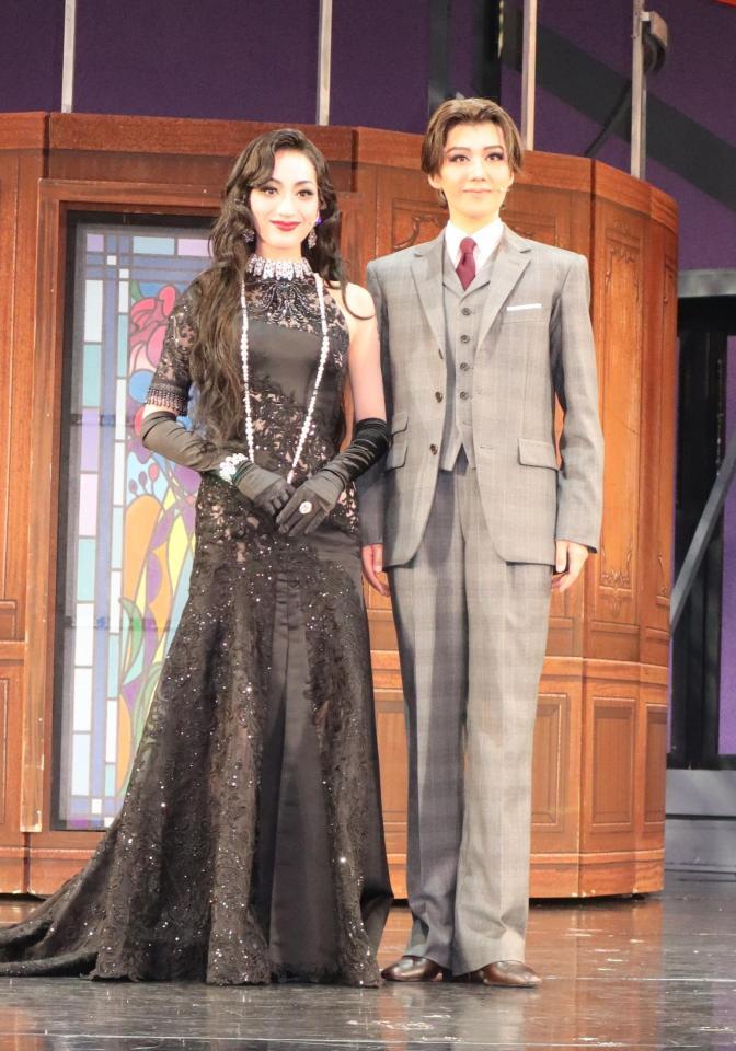 宙組新人公演「黒蜥蜴」に主演した鳳城のあん（右）と梨恋あやめ