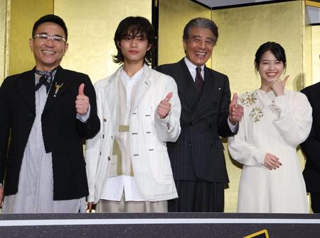笑顔でサムアップの（左から）八嶋智人、黒川想矢、舘ひろし、西野七瀬（撮影・金田祐二）