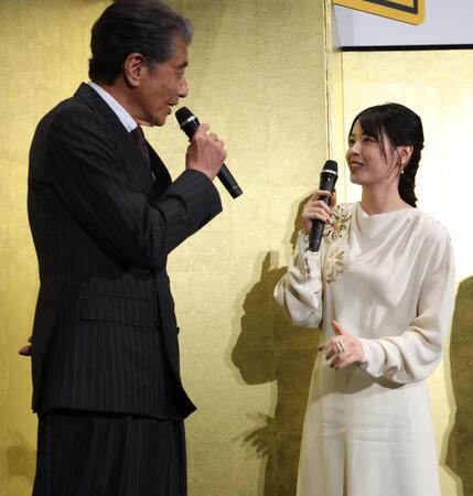 舘ひろしと仲良く離す西野七瀬