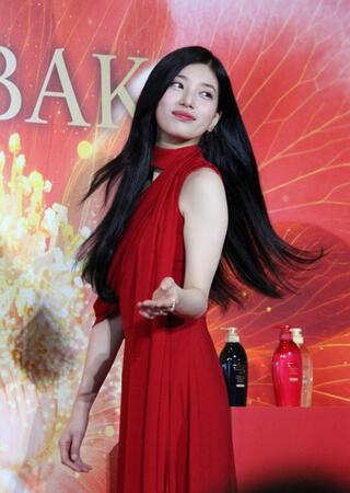 髪の毛を見せるＳＵＺＹ