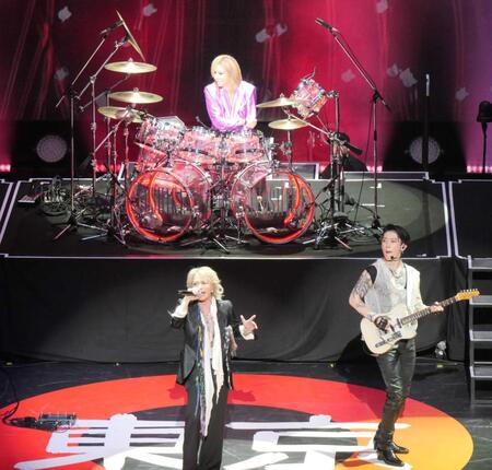 コラボパフォーマンスを披露するＹＯＳＨＩＫＩ（上）とｈｙｄｅ（中央）とＭＩＹＡＶＩ