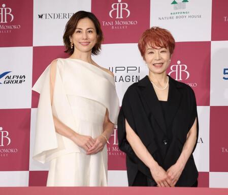 笑顔の米倉涼子と高部尚子芸術監督（撮影・金田祐二）