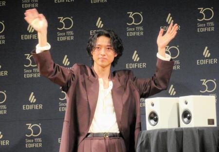 手を振る山﨑賢人