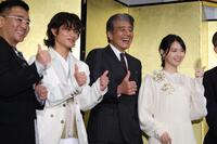 笑顔でサムアップの（左から）八嶋智人、黒川想矢、舘ひろし、西野七瀬（撮影・金田祐二）