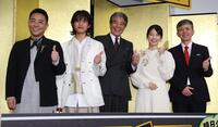 笑顔でサムアップの（左から）八嶋智人、黒川想矢、舘ひろし、西野七瀬、河合勇人監督（撮影・金田祐二）