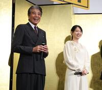 笑顔の舘ひろし、西野七瀬＝新宿バルト９（撮影・金田祐二）