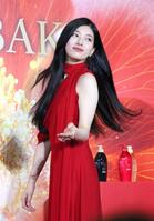 黒髪をなびかせるＳＵＺＹ　