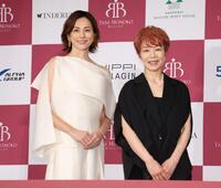 笑顔の米倉涼子と高部尚子芸術監督（撮影・金田祐二）